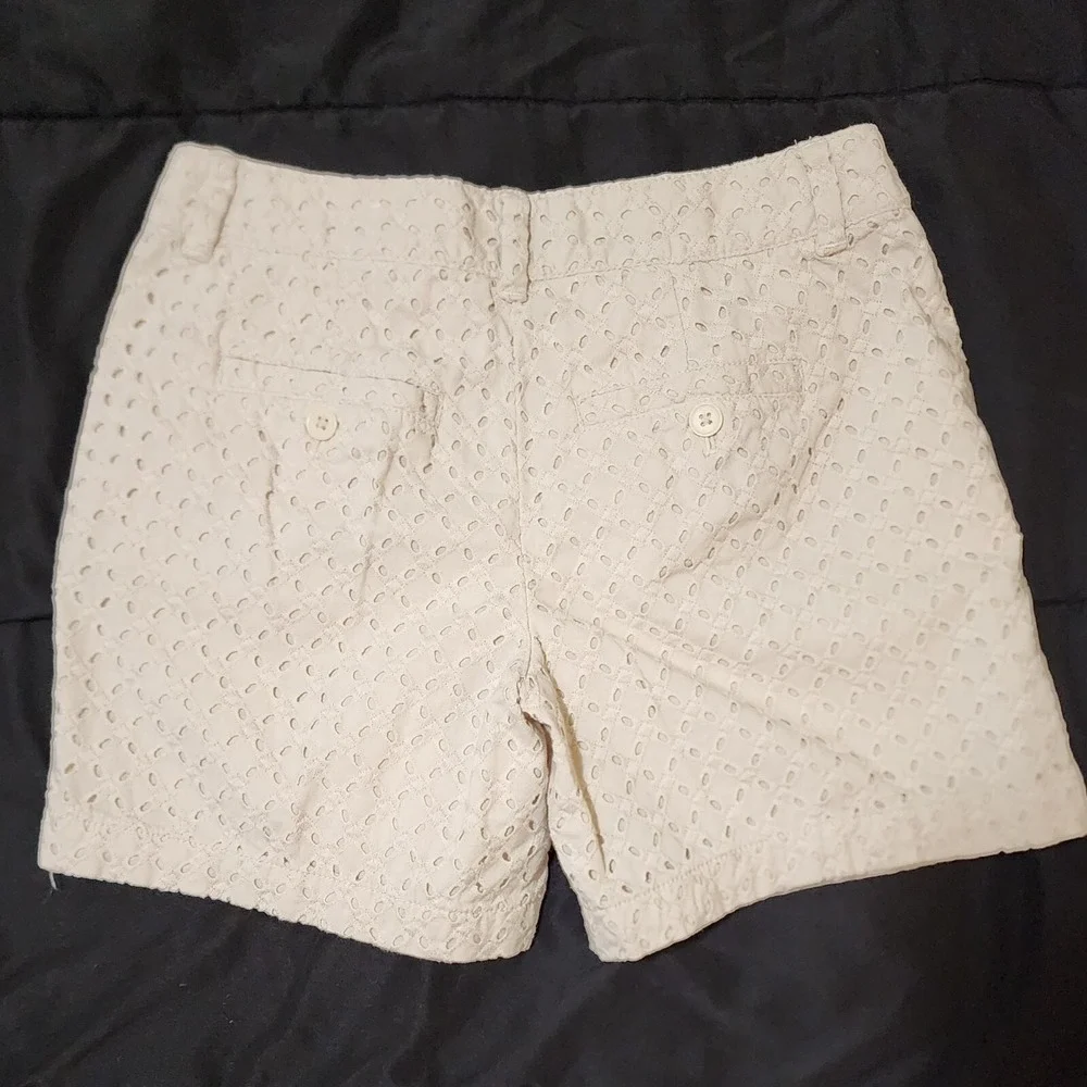 Ann‎ Taylor LOFT Size 00 Ivory Cream Eyelet Cloth Mid Rise Original Shorts
